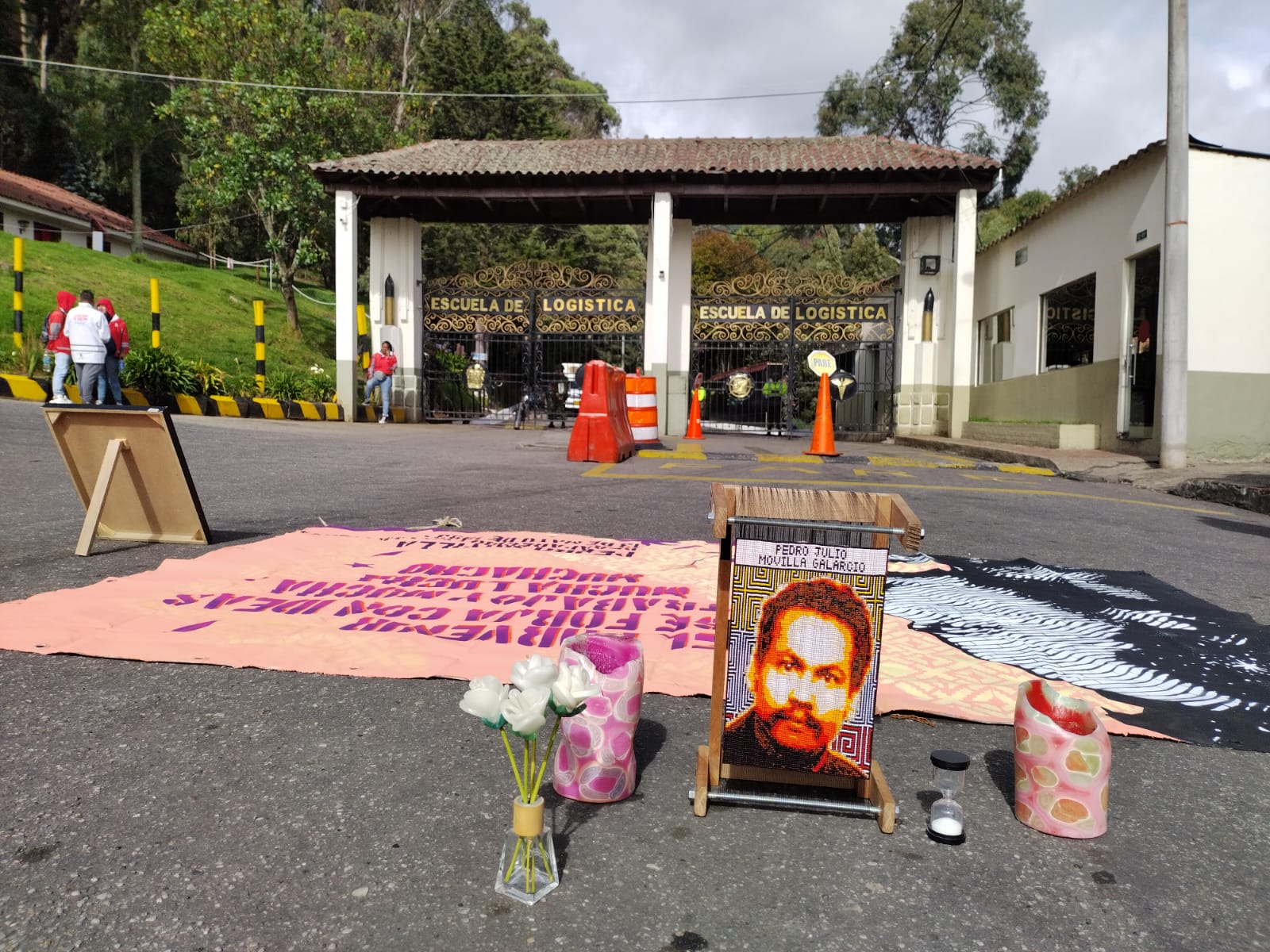 Plantón frente a la Escuela de Logística del Ejército (antigua Br. XX)
